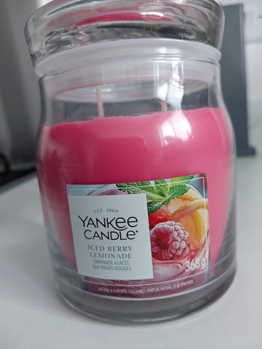 Yankee candle iced berry - candle,